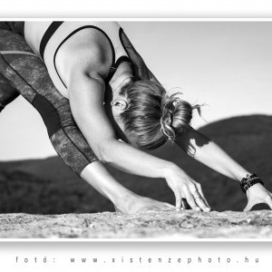 Yogázó modell a szabadban - stock kép