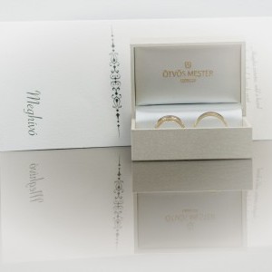 Esküvői gyűrű tárgyfotó, mely üveglapon készült, ezzel biztosítva a kreatív tükröződést