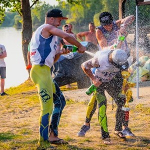 Riport fotózás, jet-ski verseny eredményhírdetése, spriccelő pezsgő, tudósítás